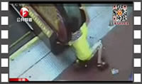 Video niño atrapado en escalera eléctrica